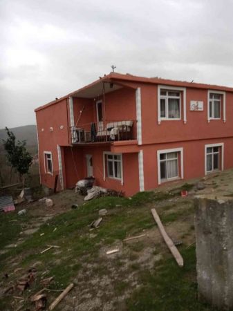 Etkisini gösteren lodos binanın çatısını uçurdu