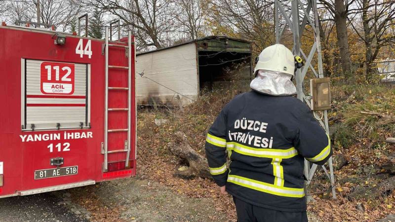 Düzce’de hızı 132 kilometreyi bulan lodos evlerin çatılarını uçurdu