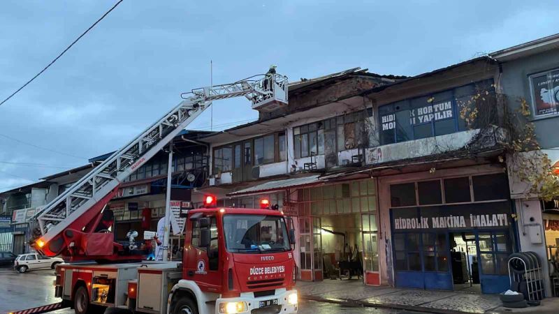 Çatı uçtu, esnaf araçlarını apar topar çekti