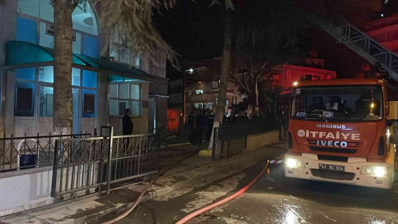 Elektrik sobasından çıkan yangında cami kullanılamaz hale geldi