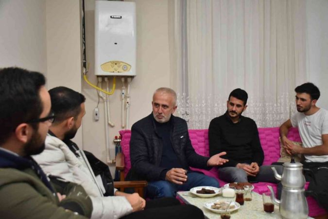 Keskin, üniversite öğrencisi gençlerin evine misafir oldu