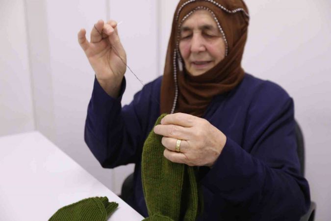 78 yaşında, attığı her ilmek Mehmetçik’in içini ısıtıyor