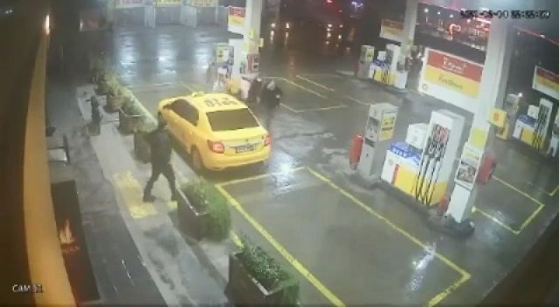 Taksi ücretini ödemedikleri yaşlı şoföre böyle saldırdılar