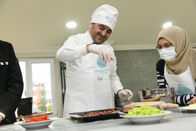 İş garantili pasta okulunda başkan Özlü hünerlerini sergiledi