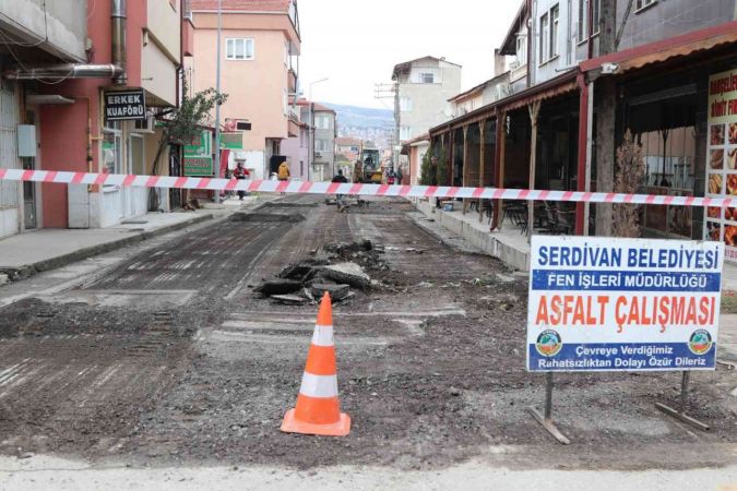 Serdivan’da sokaklar sıcak asfaltla yenileniyor