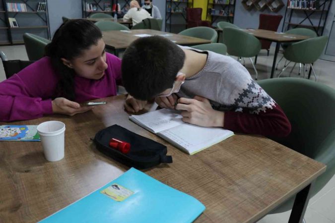 Görmeyen öğrencilerin gözleri oluyorlar