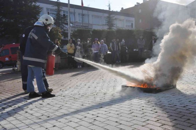Öğrenciler yangın eğitimi ve tatbikatı gerçekleştirdi