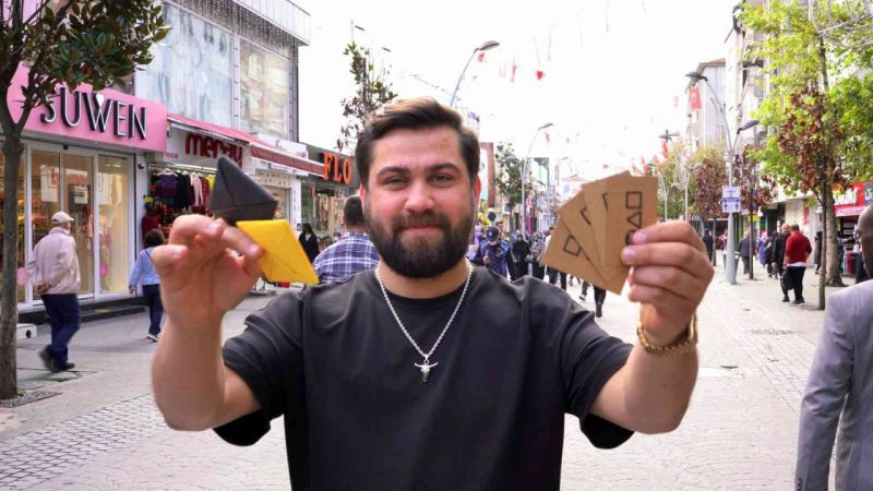 Squid Game’i Sakarya’ya taşıdı, sokakta gören vatandaş merakla izledi