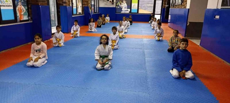 Kaynaşlı’da minik sporcular için karate kursu açıldı
