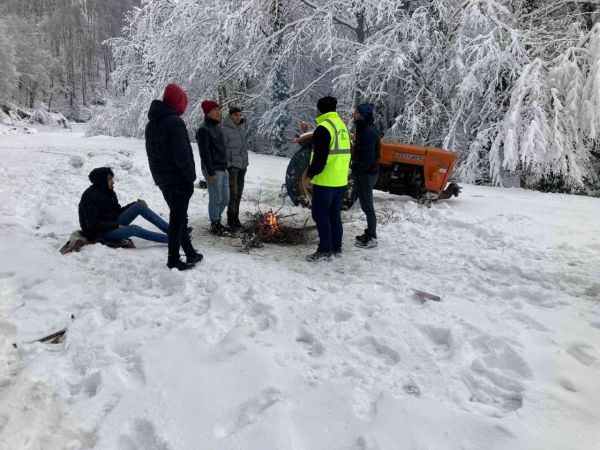 Karla kaplı orman yolunda traktör gezintisi mahsur bıraktı