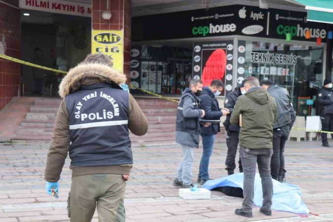 Stajyer avukatın iş merkezinden düşme anı kamerada