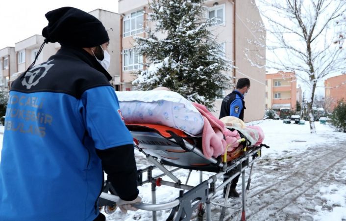 Hasta nakil ambulansları kar kış dinlemiyor