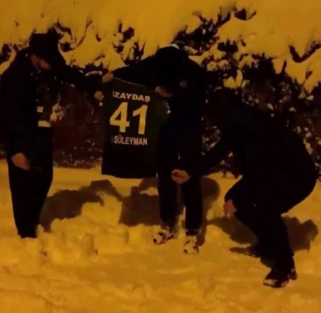 Ezeli rakibe transfer olan futbolcunun formasını yaktılar