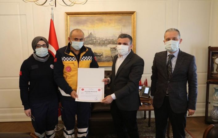 Fedakar sağlık görevlisine Validen başarı belgesi