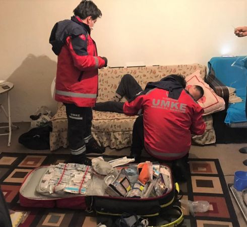 112 ve UMKE ekiplerinin zorlu kar mücadelesi