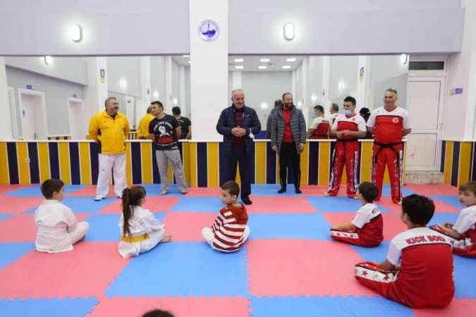 Başkan Aygün, spor merkezindeki antrenmanları izledi