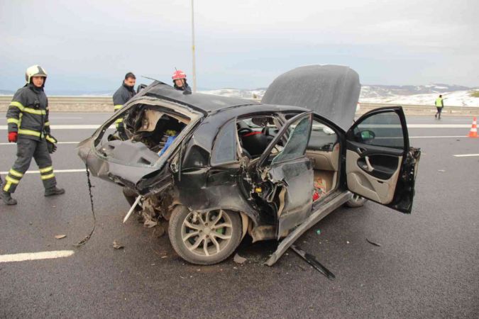İki otomobil kazaya karıştı, otomobillerden eser kalmadı