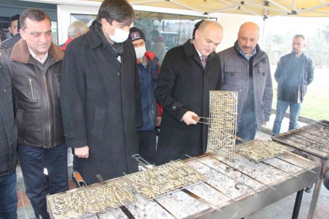 Kışın kar küreyen, yazın da şehri süsleyen işçilere hamsi partisi