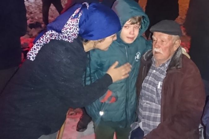 İki katlı evde çıkan yangına yerdeki karla müdahale ettiler