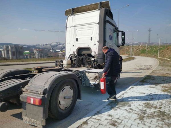 Tırın alev almasını yangın söndürme tüpüyle engelledi