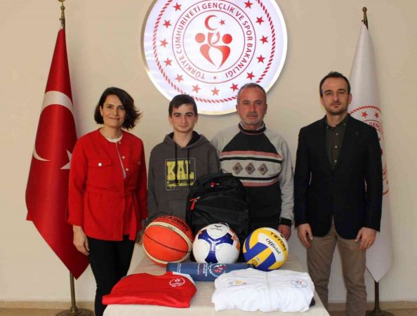 Çekilişi kazandı hediyesini aldı