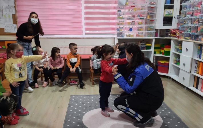 Polis ablaları anlattı minikler can kulağıyla dinledi