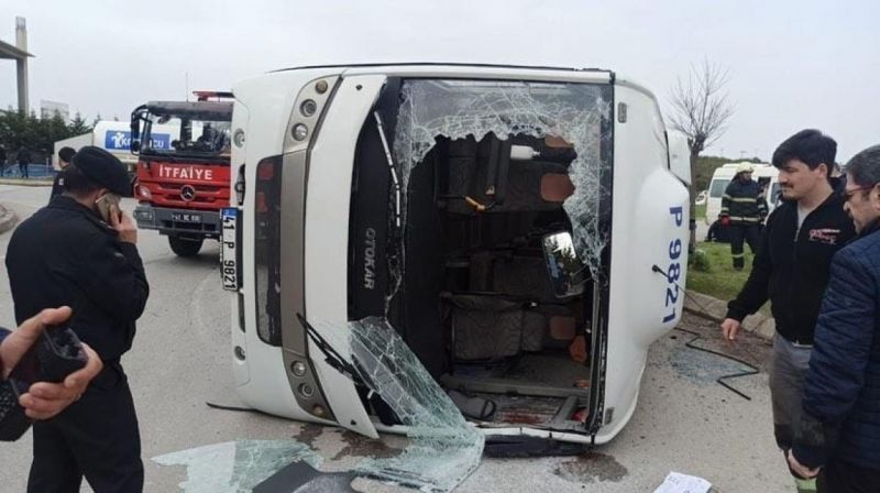 Kocaeli’de 22 kişinin yaralandığı trafik kazasında can pazarı yaşandı