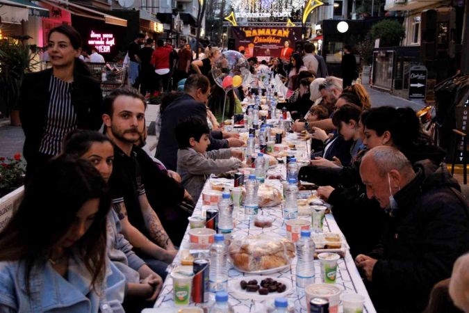 Bu sokakta 6 yıldır iftar sofrası imece usulü kuruluyor