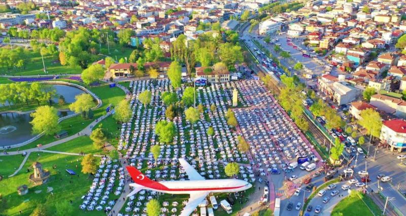 Kadir Gecesi’nde 5 bin masa kuruldu, 20 bin kişi iftar yaptı