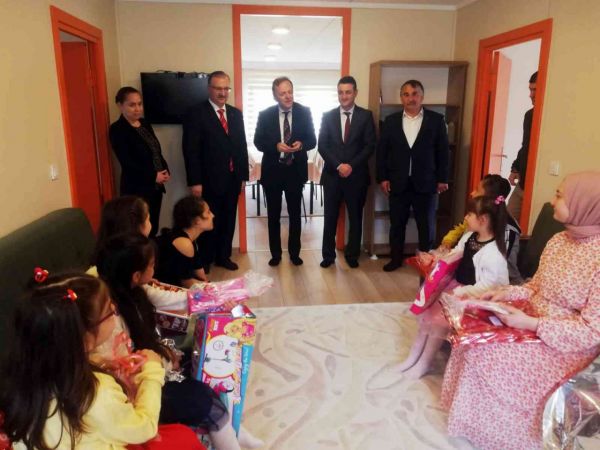 Bakan Yardımcısı Duran, bayramda çocuk ve yaşlıları unutmadı