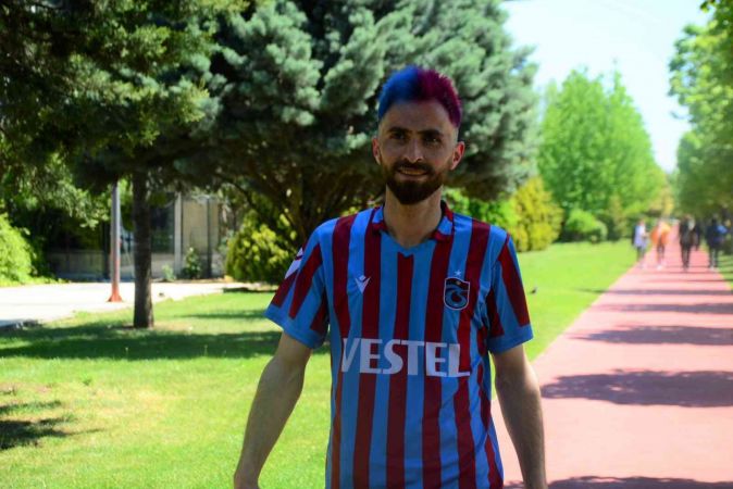 Şampiyonluk gelince saçlarını bordo maviye boyattı