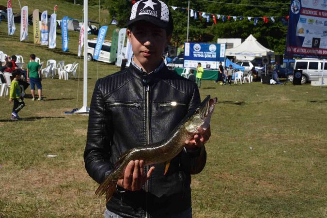 Amatör balıkçılar balık tutmak için, çocuklar geleneksel oyunlarda birinci olabilmek için yarıştı