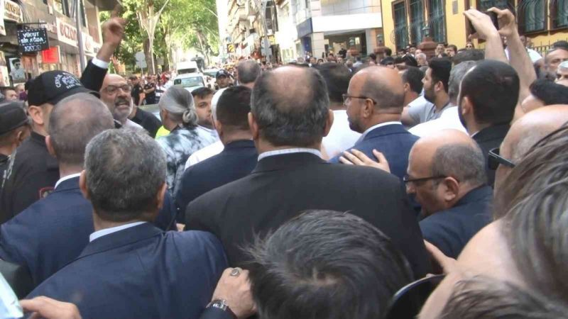 Meral Akşener’in esnaf ziyareti öncesi arbede