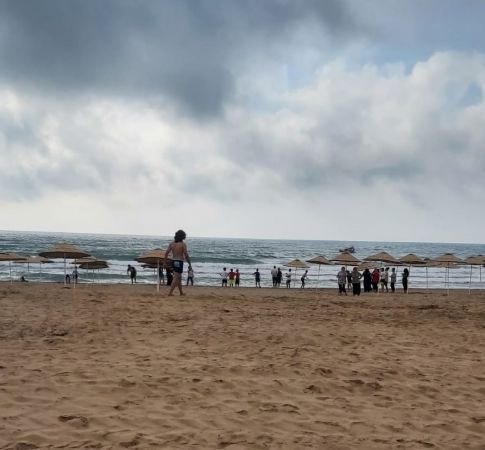 Dalgalı denize giren 7 üniversite öğrencisinden biri hayatını kaybetti