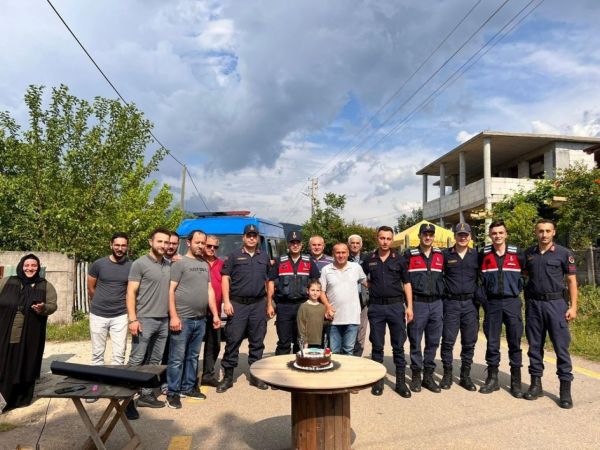 Kavga ihbarına giden jandarmaya pastalı sürpriz
