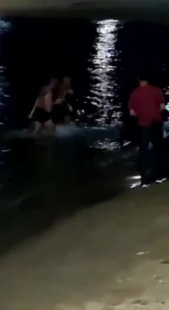 Gece vakti denize girdi, boğulmaktan son anda kurtarıldı