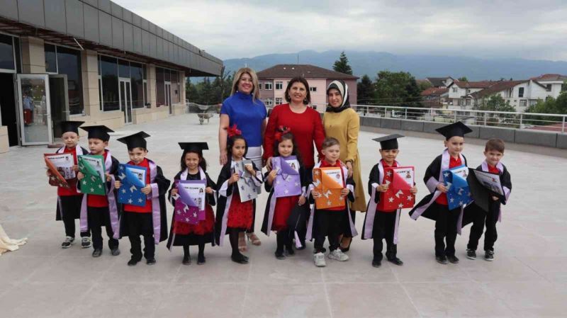 Minikler karnelerini başkan yardımcısından aldı