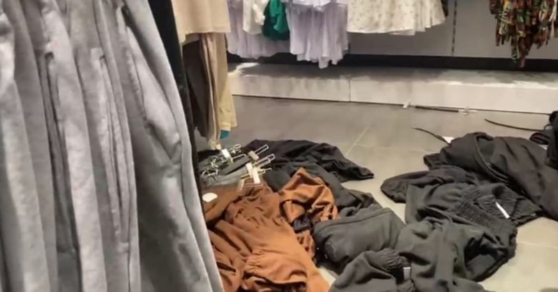 Kadın mağazasında ’İçeriyi mi gözetliyorsun’ kavgası
