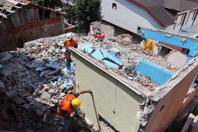 Serdar’daki metruk bina yıkıldı