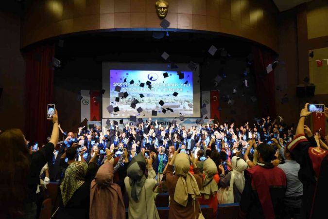 Düzce Üniversitesi’nde mezuniyet gururu yaşandı