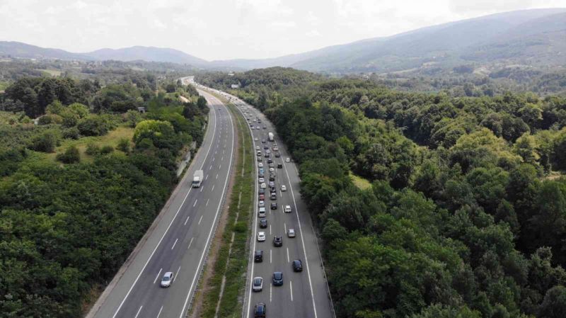 Anadolu Otoyolu’nda tatilci yoğunluğu trafiği durma noktasına getirdi
