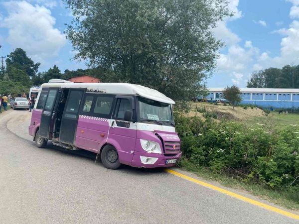 Sakarya’da midibüs ile otomobil kafa kafaya çarpıştı: 1’i çocuk 4 hafif yaralı
