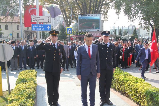 Hendek’te 29 Ekim kutlamaları çelenk koyma töreni ile başladı