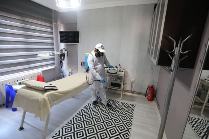 Adapazarı Ekipleri Çalışıyor, Berber ve Kuaför Esnafı Açılışa Hazırlanıyor