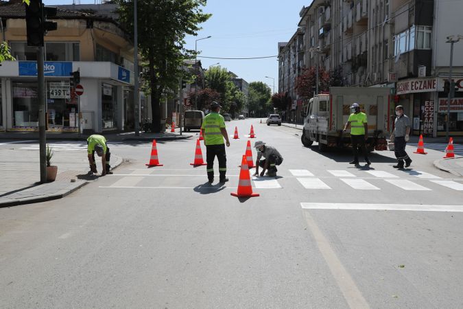 Yaya geçidi çizgileri boyanıyor