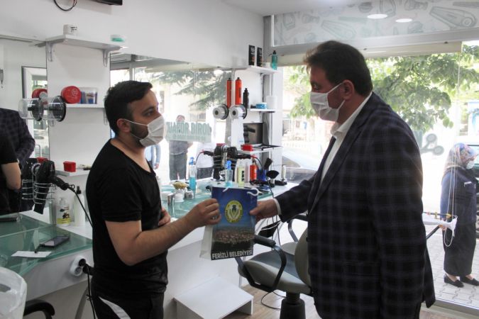 Ferizli Belediyesi’nden berber ve kuaförlere maske ve el dezenfektanı desteği