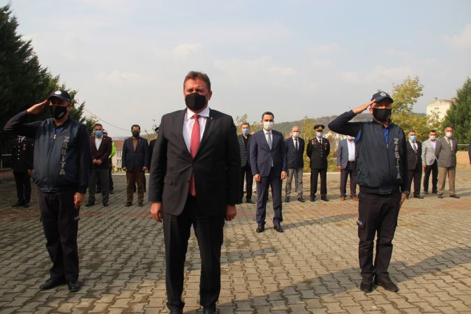 FERİZLİ’DE CUMHURİYET BAYRAMI KUTLAMALARI ÇELENK SUNMA TÖRENİ İLE BAŞLADI