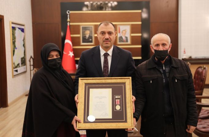 Devlet Övünç Madalya ve Beratı Valilikte Düzenlenen Programla Şehit Ailemize Takdim Edildi