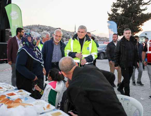 Başkan Yüce, depremzedelerle iftar sofrasında buluştu “Hep birlikte yeniden ayağa kalkacağız”