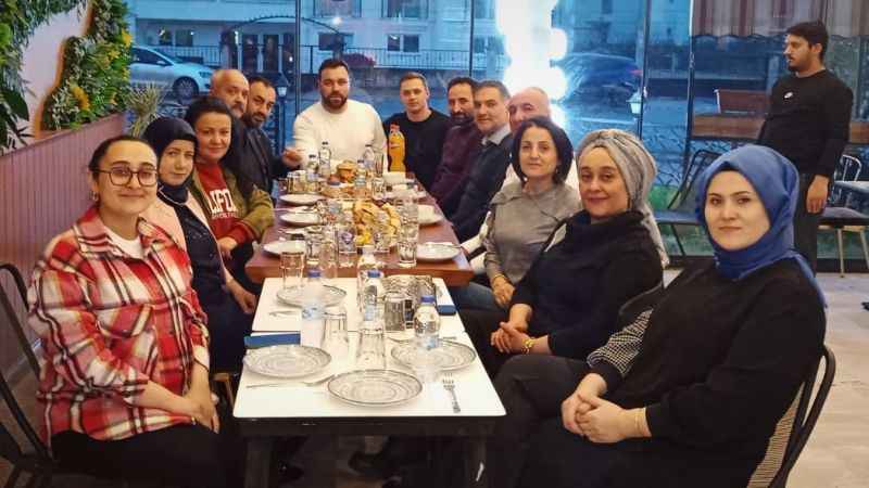 Dostlar; meşhur Yekpare Pastanesi’nde iftarda buluştu